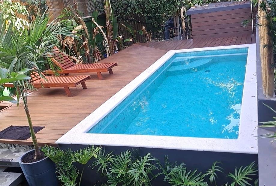 pool omni-lowres2.jpg