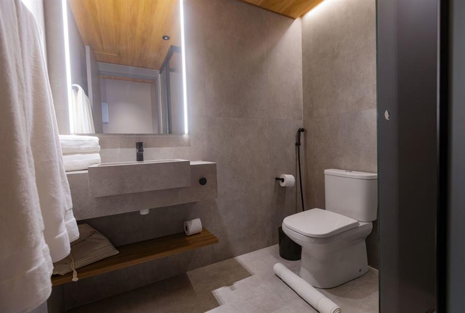 suíte master lateral mar 3 omnibees.jpg