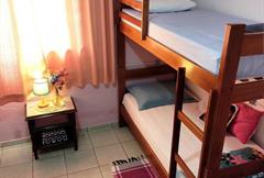 Cama solteiro (beliche) em quarto compartilhado