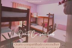 Cama solteiro em quarto compartilhado