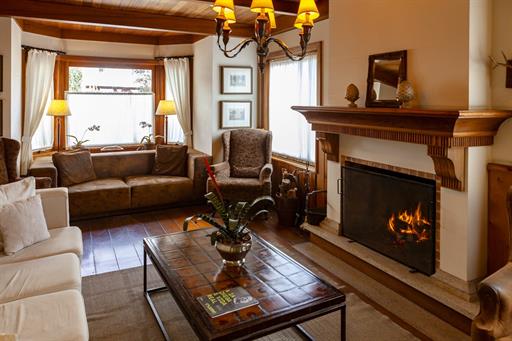 79 sala de estar com lareira.jpg