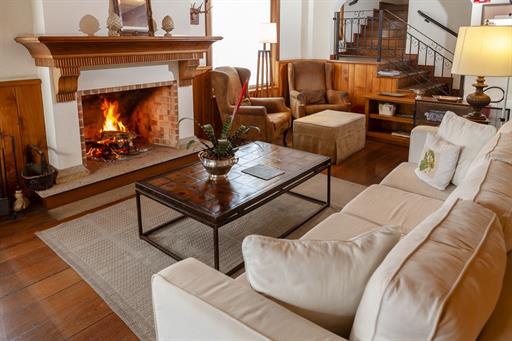 83 -  sala de tv com lareira.jpg