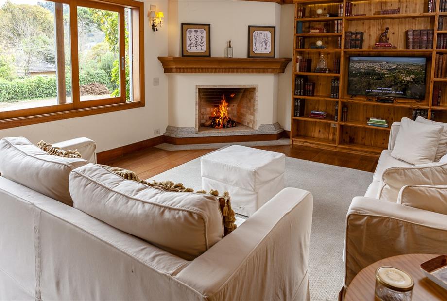 34-  sala de tv com lareira.jpg