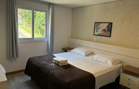 Luxo Térreo Triplo do Golden Hills Hotel