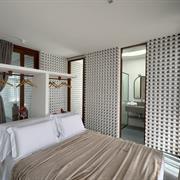 Suíte com cama Queen-Size e Varanda  42 - Garapeira (Q9)