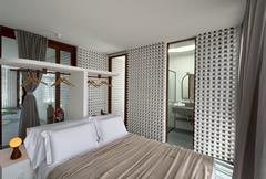 Suíte com cama Queen-Size e Varanda  42 - Garapeira (Q9)