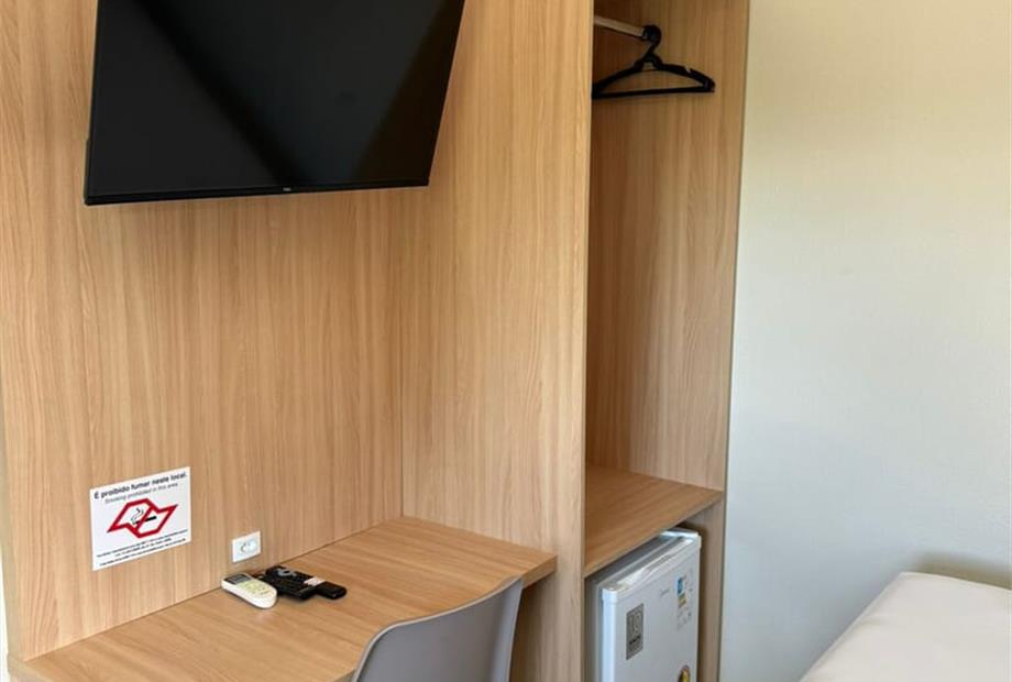 quarto armario tv.jpeg