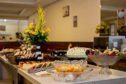 hotel alameda alegra - mesa do café-2.jpg