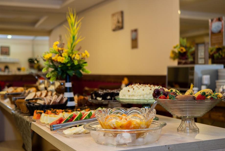 hotel alameda alegra - mesa do café-2.jpg