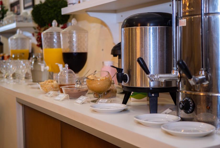 hotel alameda alegra - mesa do café-18.jpg