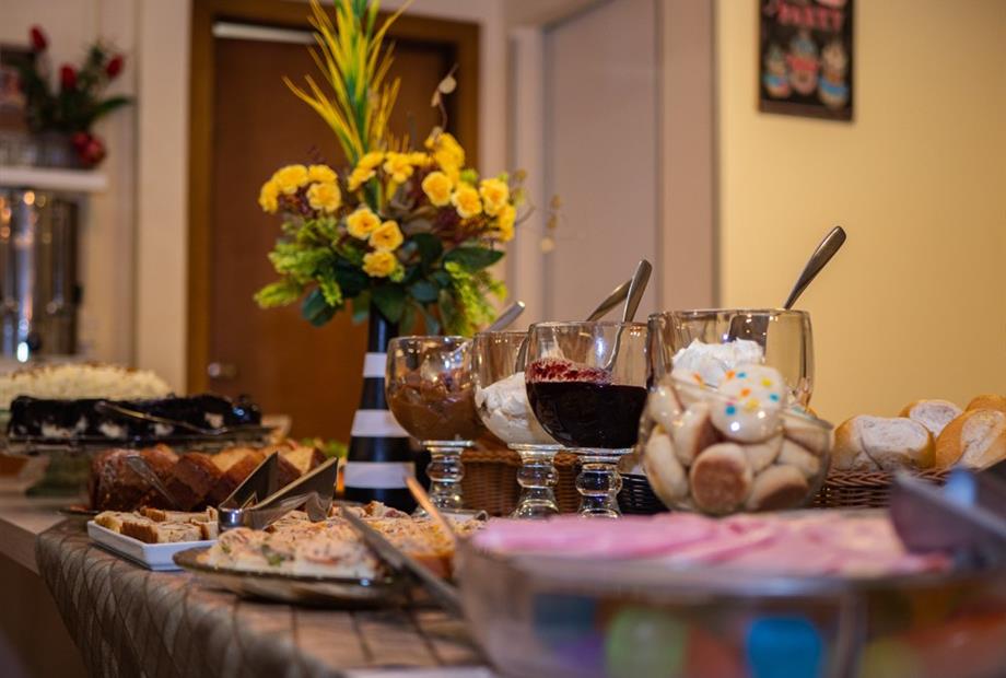 hotel alameda alegra - mesa do café-24.jpg