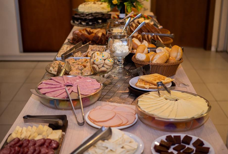 hotel alameda alegra - mesa do café-22.jpg