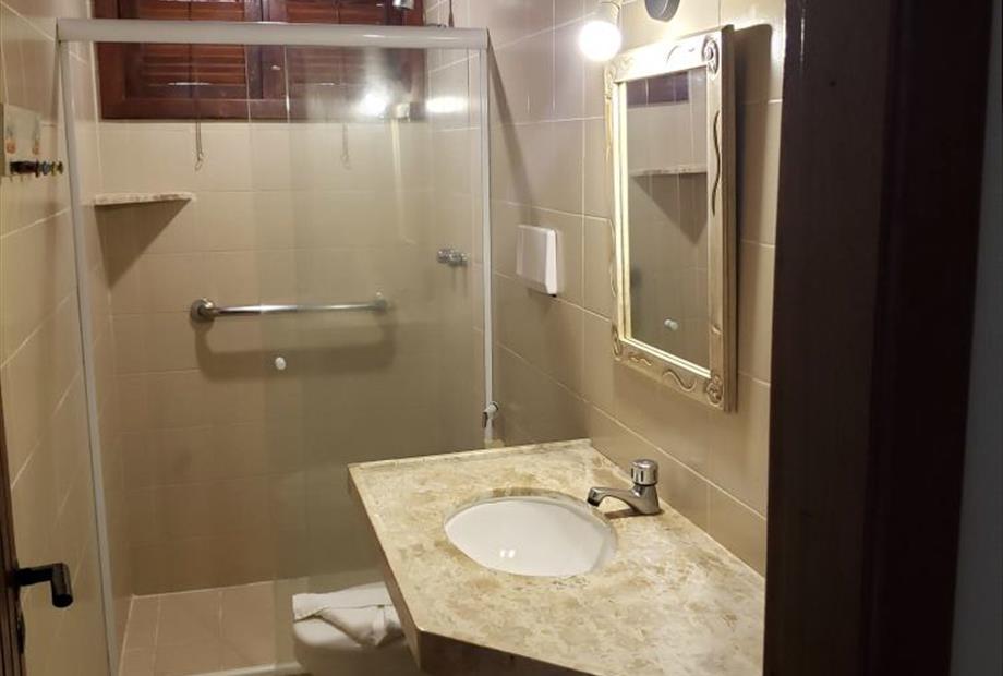 escolhida - banheiro apto duplo - foto 2a.jpg