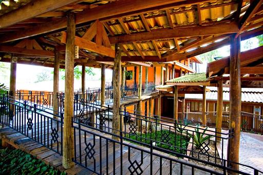 passarela de madeira grande.jpeg