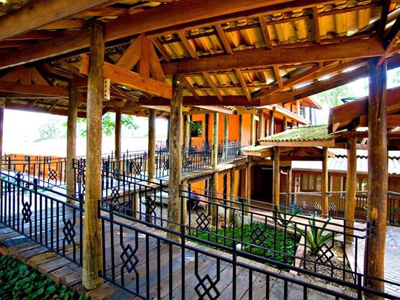 passarela de madeira grande.jpeg