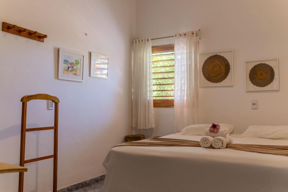 quarto 203 janela e quadros.jpg