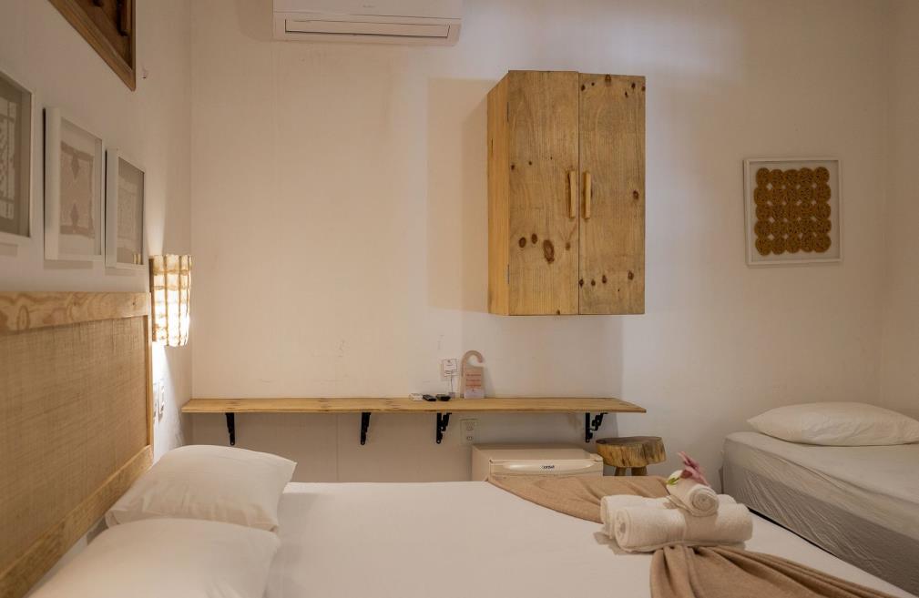 quarto 101 lateral armário.jpg