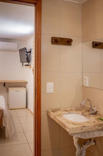 banheiro 209 pia vendo quarto.jpg