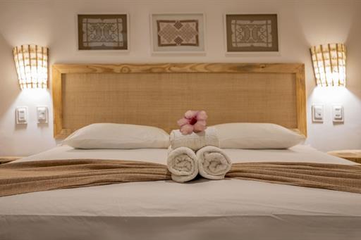 quarto 101 102 close cama.jpg