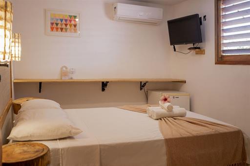 quarto 209 janela frig tv ar.jpg