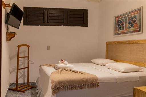 quarto 206 lateral da cama vendo janela.jpg