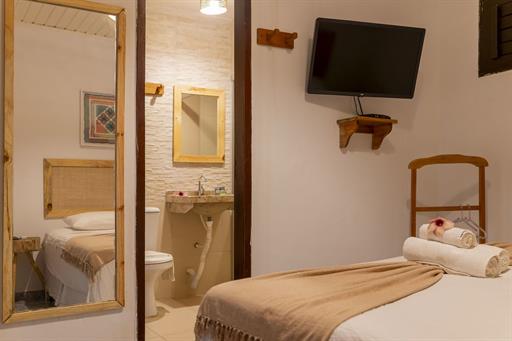 quarto 206 banheiro espelho tv.jpg