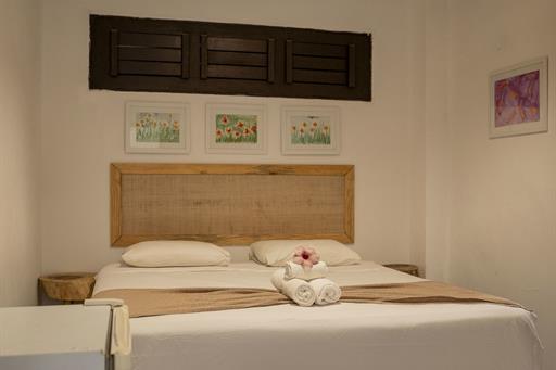 quarto 205 janela close cama.jpg