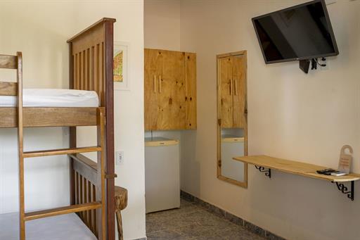 quarto 201 armário tv.jpg