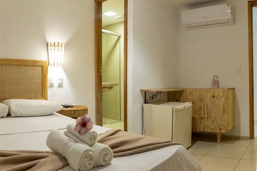 quarto 208 arm, frig, ar, banheiro.jpg