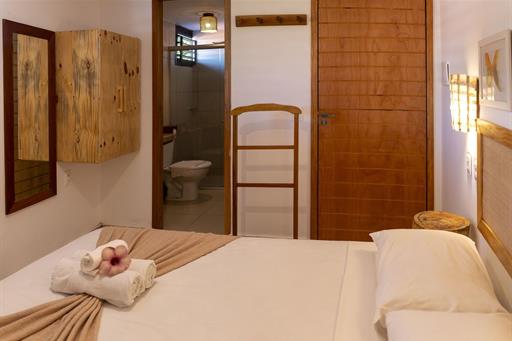 quarto 209  banheiro porta.jpg