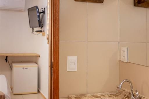 banheiro 209 pia vendo quarto.jpg