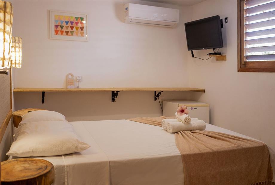 quarto 209 janela frig tv ar.jpg