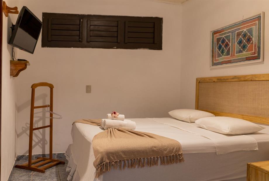 quarto 206 lateral da cama vendo janela.jpg