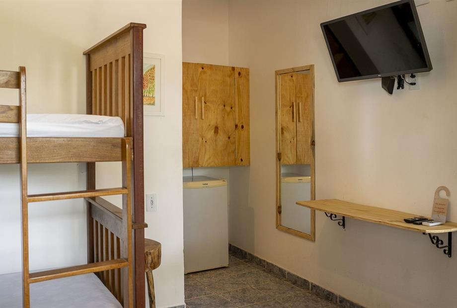 quarto 201 armário tv.jpg