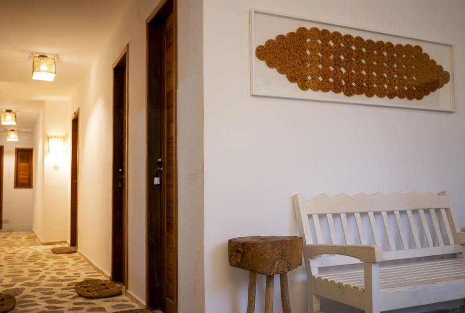 banco recepção corredor dos quartos.jpg