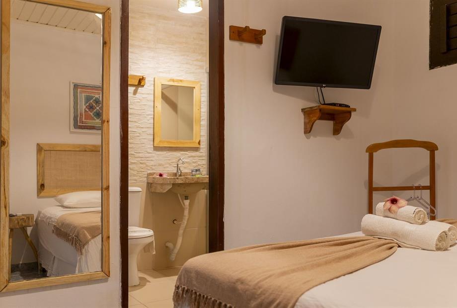 quarto 206 banheiro espelho tv.jpg