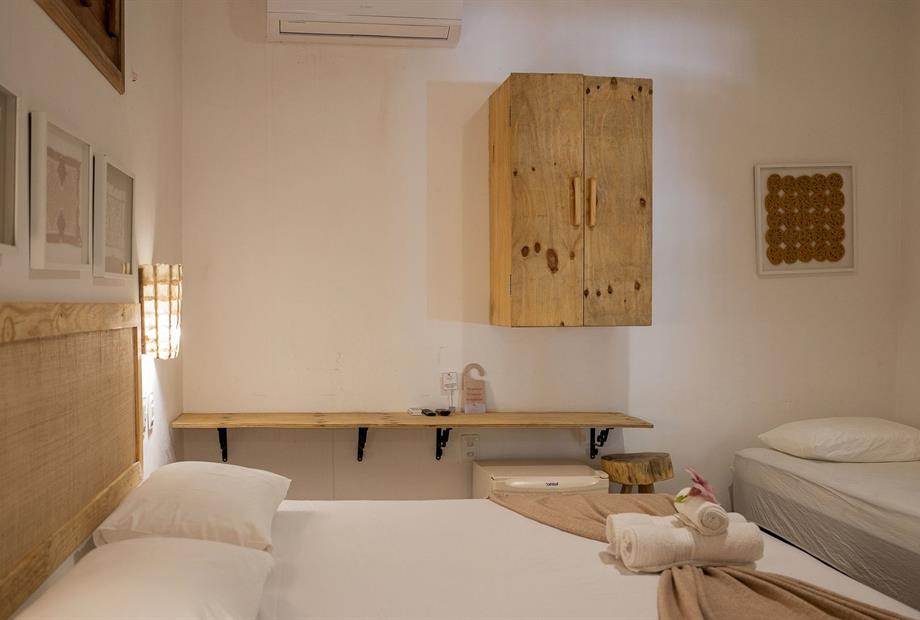 quarto 101 lateral armário.jpg