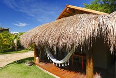 BANGALÔ COM VISTA PARA O JARDIM