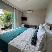 Suíte com Cama King-size e Vista da Piscina
