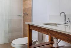 Suíte com Cama King-size e Vista da Piscina