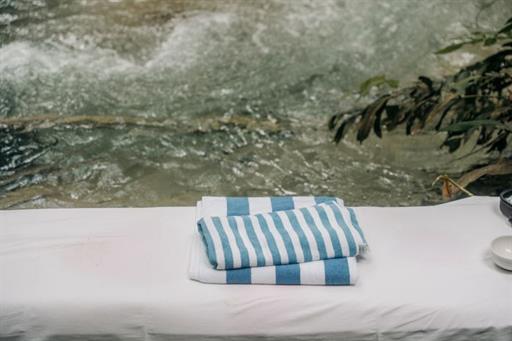 toalha listrada na agua cristalina.jpg