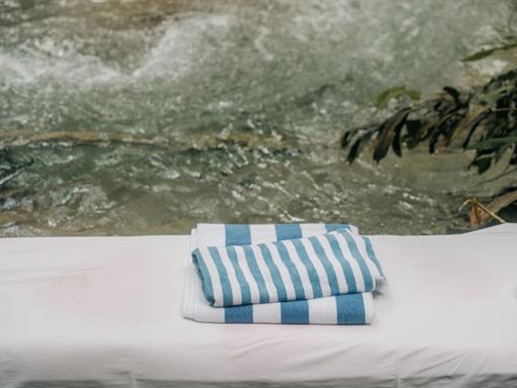 toalha listrada na agua cristalina.jpg