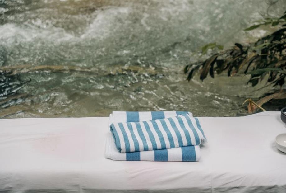 toalha listrada na agua cristalina.jpg