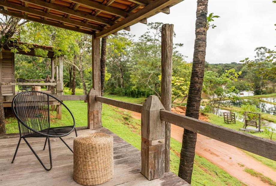 bangalo familia -726 varanda cadeira uh 02.jpg