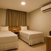 Quarto Grande com 2 Camas de Solteiro