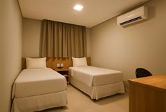 Quarto Grande com 2 Camas de Solteiro
