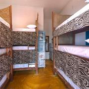 Nginga - Cama em Beliche em Dormitório Feminino