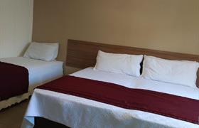 Quarto Triplo com Cama de Casal do Pousada Itacuruçá Inn...