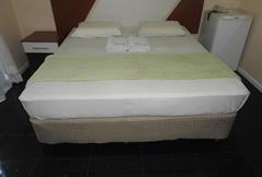 Quarto com Cama de Casal ou 2 de Solteiro