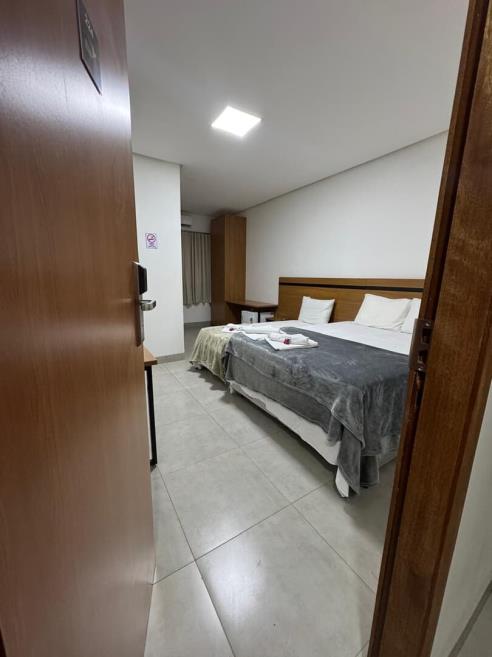 quarto stand.jpeg com cama de solteiro.jpeg